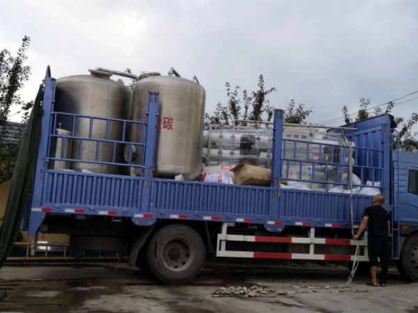 二手10噸雙級反滲透設(shè)備裝車