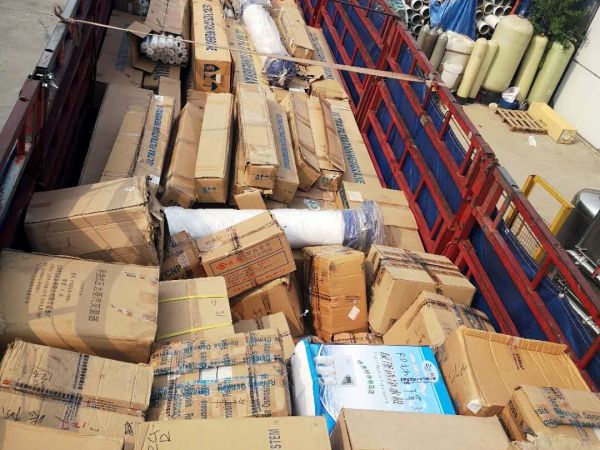 二手水處理設(shè)備配件裝車