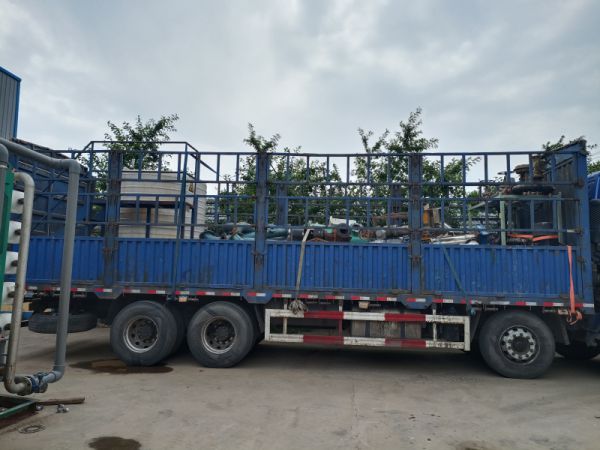 二手水處理設(shè)備配件裝車